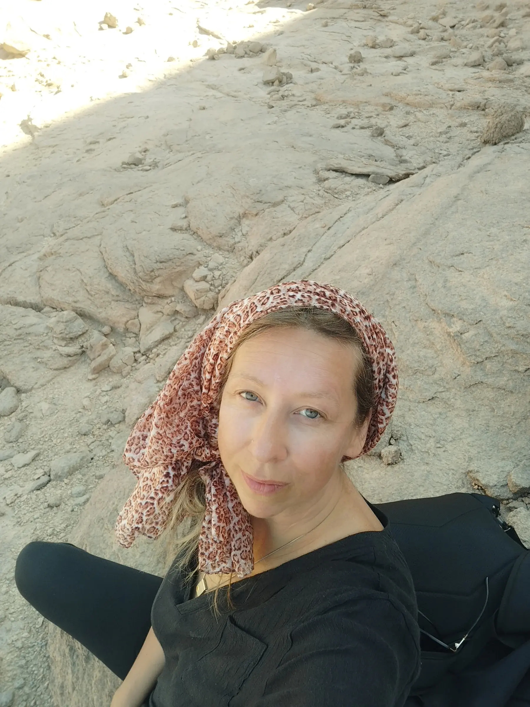 Amber Gansen, Inhaberin von Ocean Seeds, sitzt mit Kopftuch in der ägyptischen Wüste