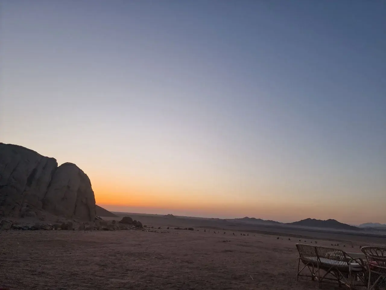 Die Sonne geht hinter den Felsen der ägyptischen Wüste unter